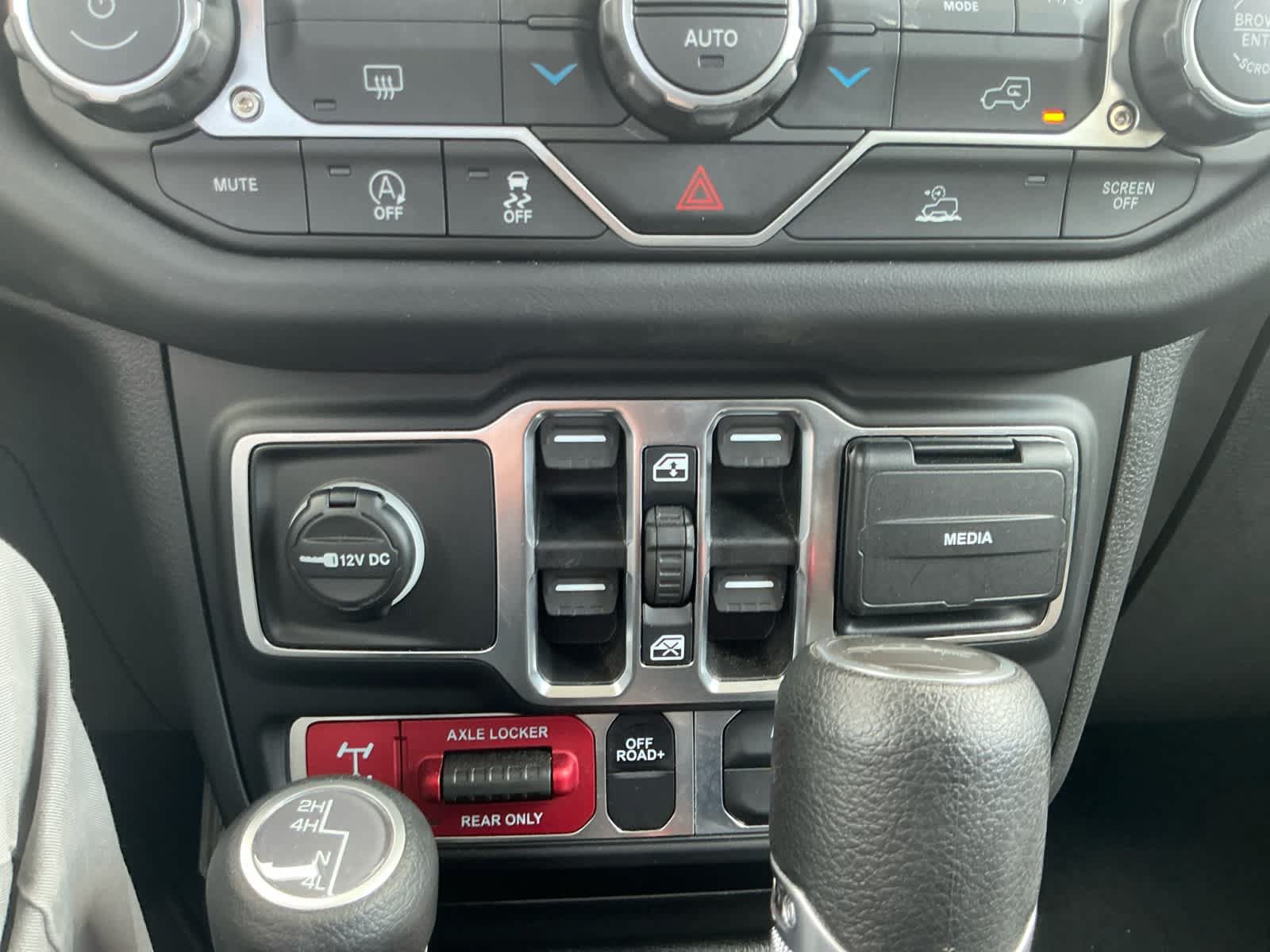 Used 2026 Jeep Gladiator Mojave AWD/4WD image 17