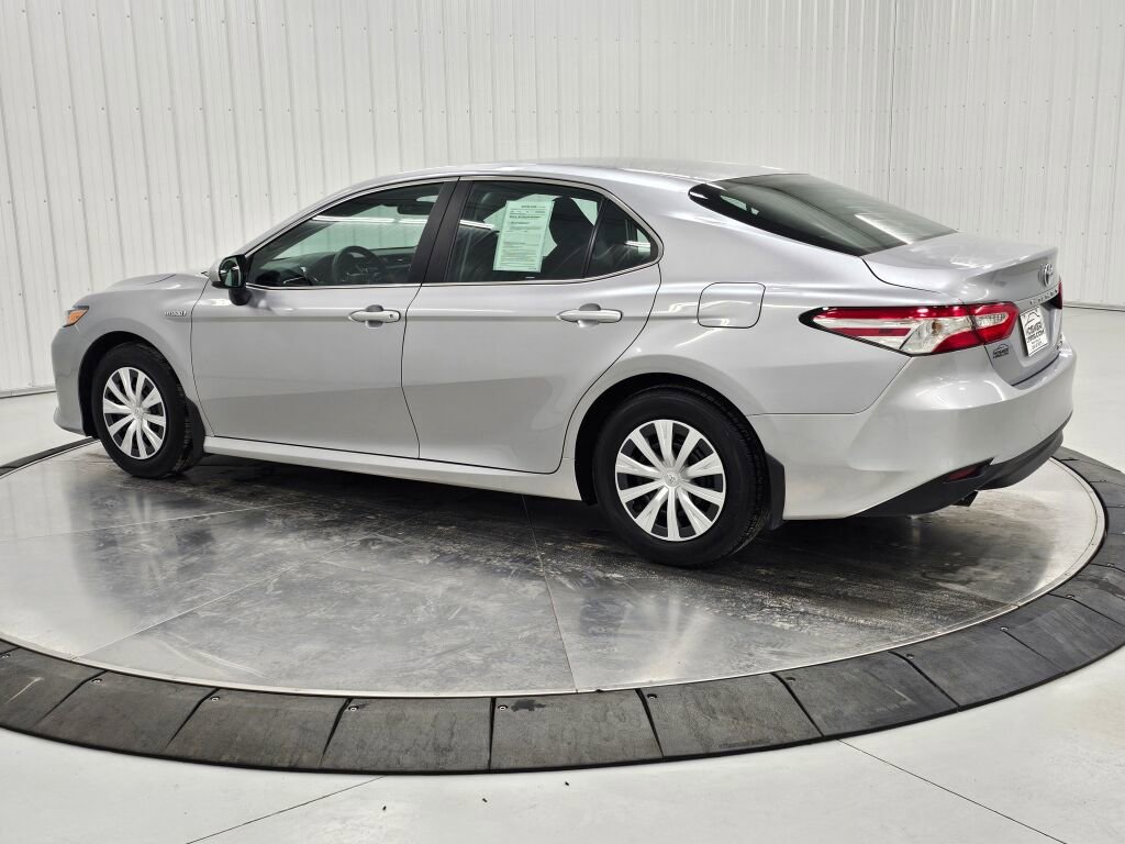 Used 2018 Toyota Camry LE image 3