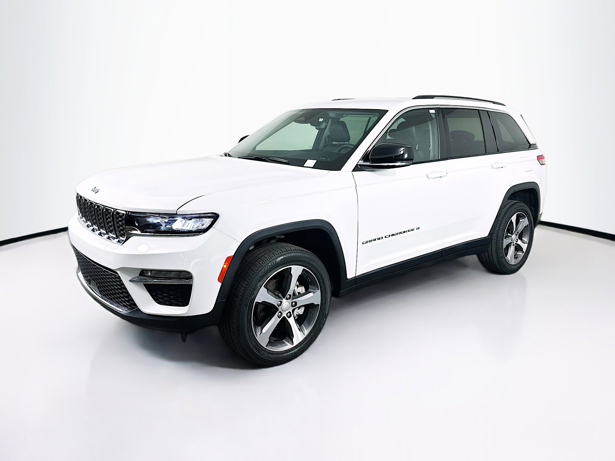 Used 2023 Jeep Grand Cherokee Limited image 3