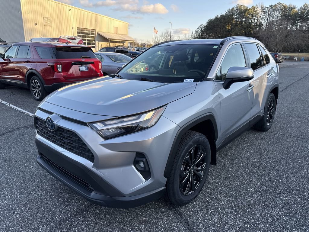 Used 2022 Toyota RAV4 XLE Premium image 3