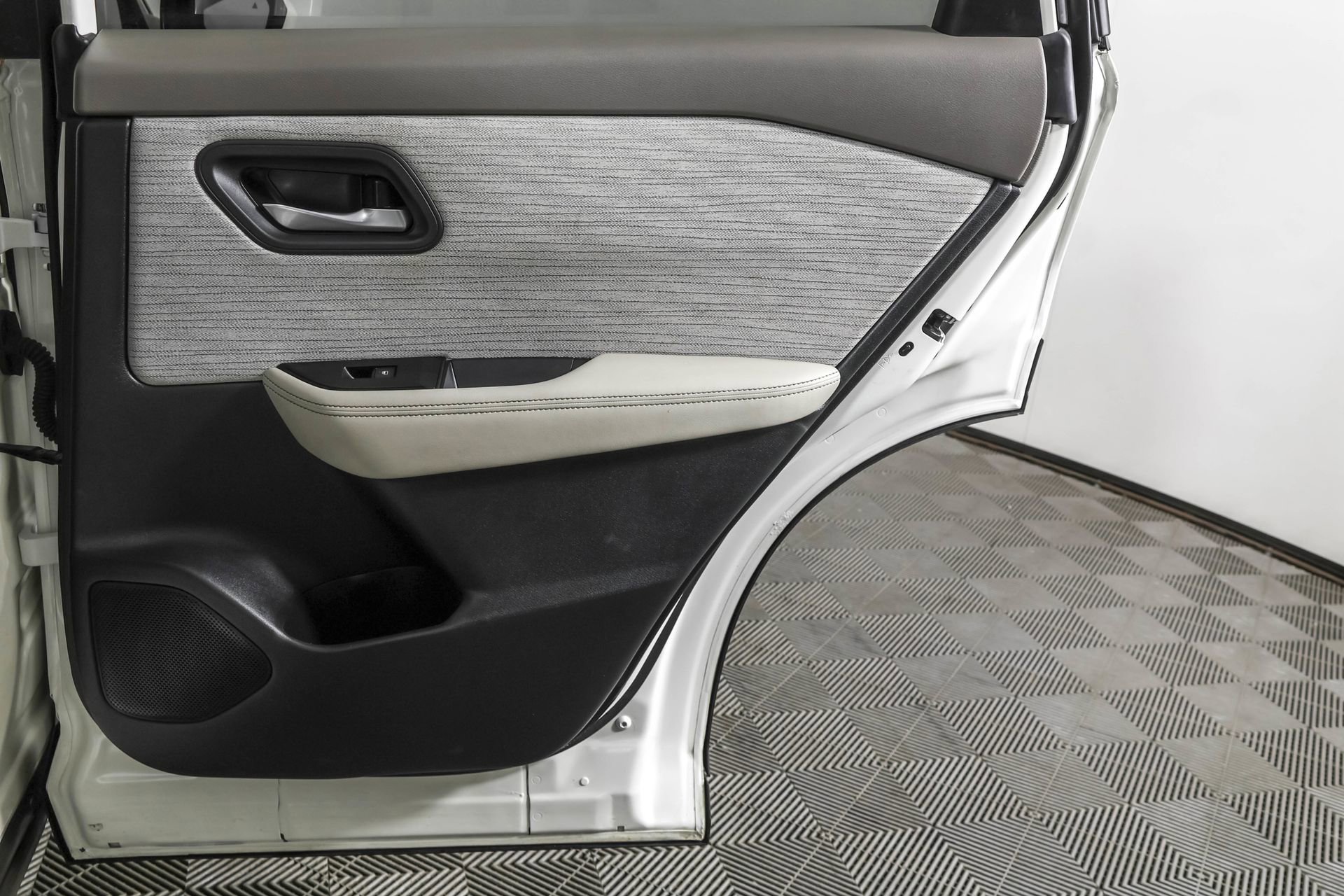 Used 2023 Nissan Rogue SV image 42