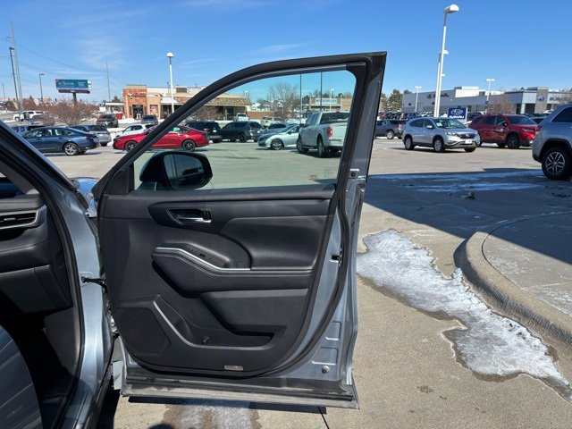 Used 2020 Toyota Highlander XLE image 22