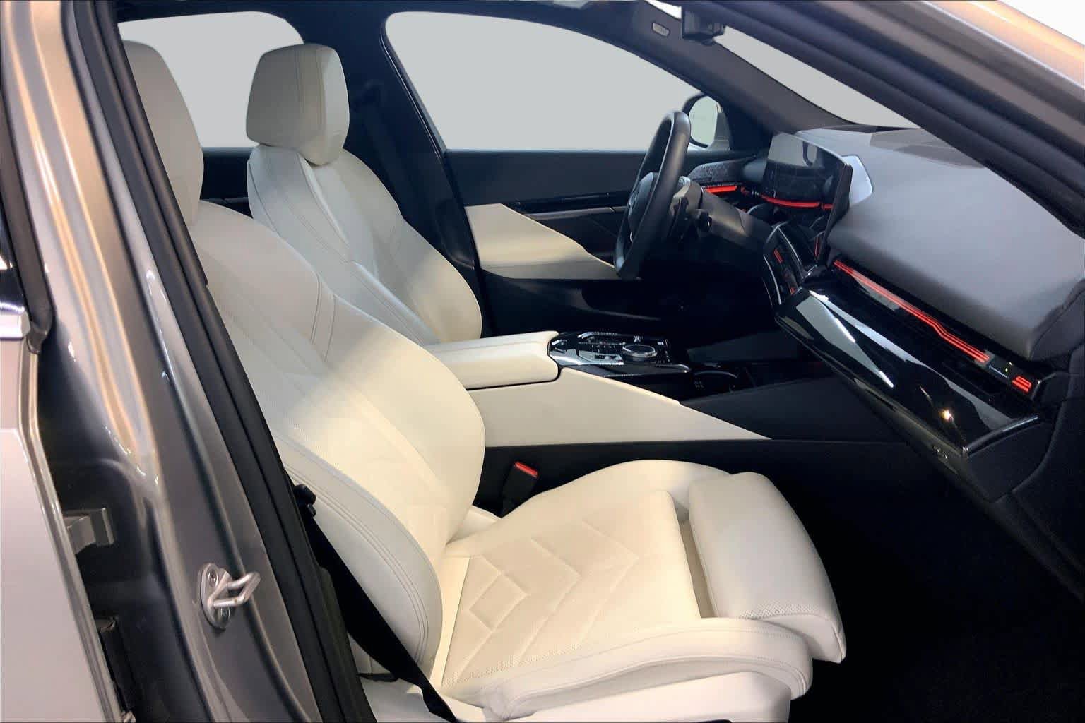 Certified 2024 BMW 530i xDrive w/ Premium Package AWD/4WD image 8