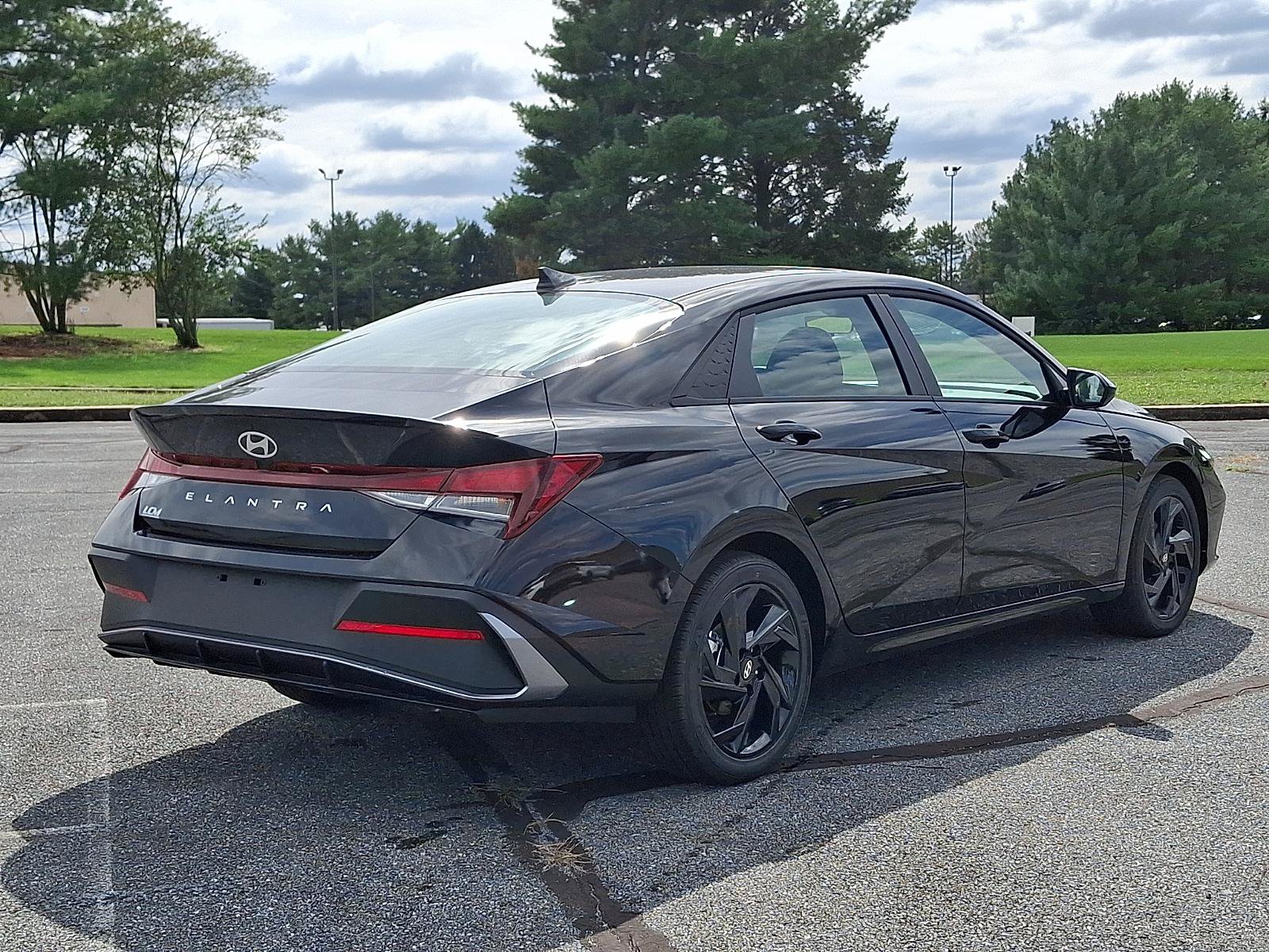 New 2026 Hyundai Elantra SEL Sport FWD image 3