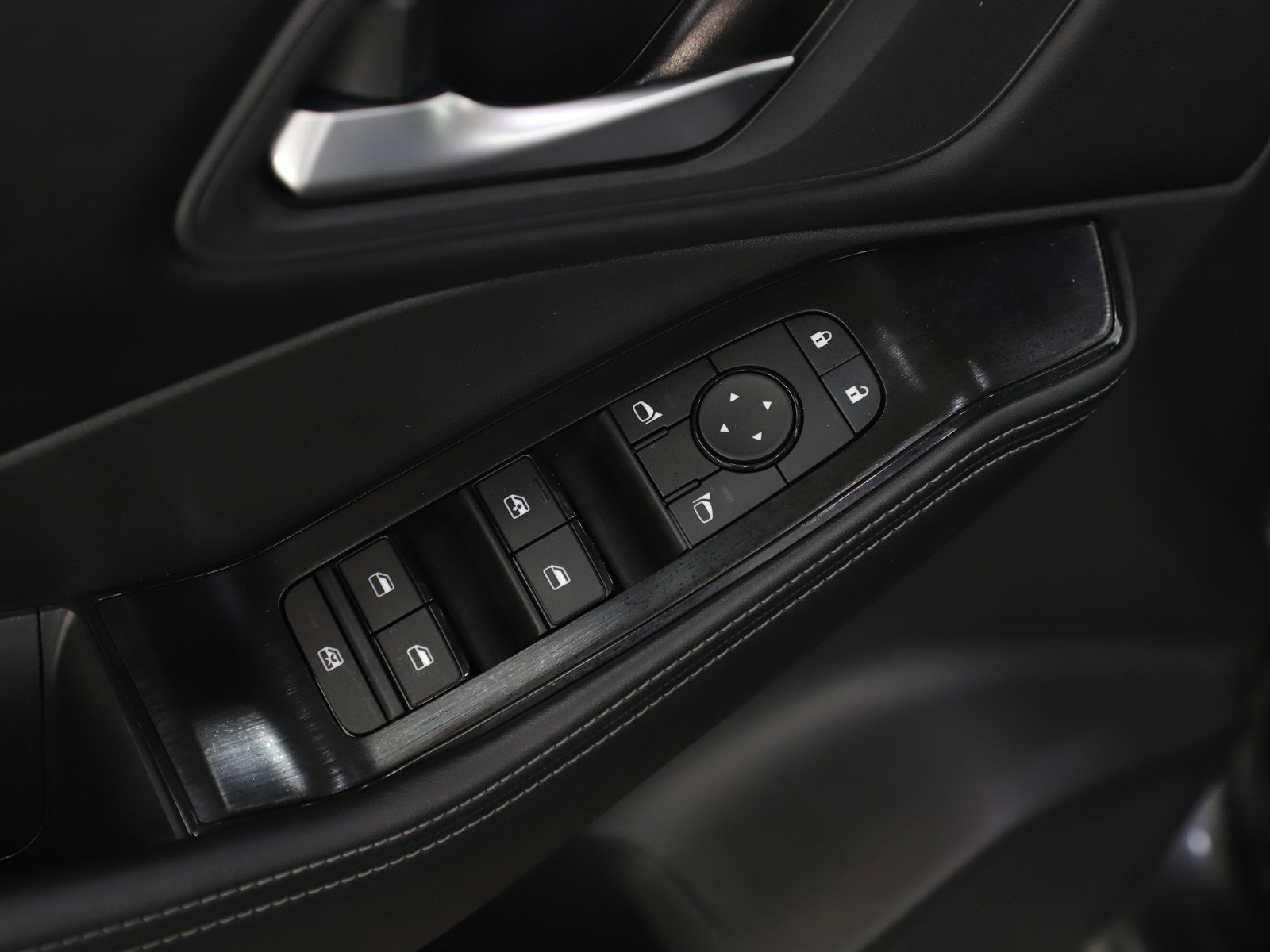 Used 2025 Nissan Rogue SV image 20