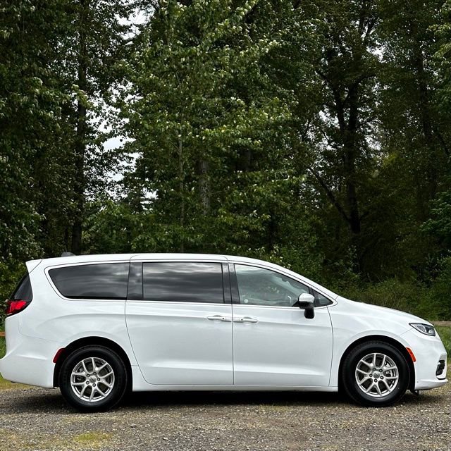 Used 2023 Chrysler Pacifica Touring-L FWD image 8