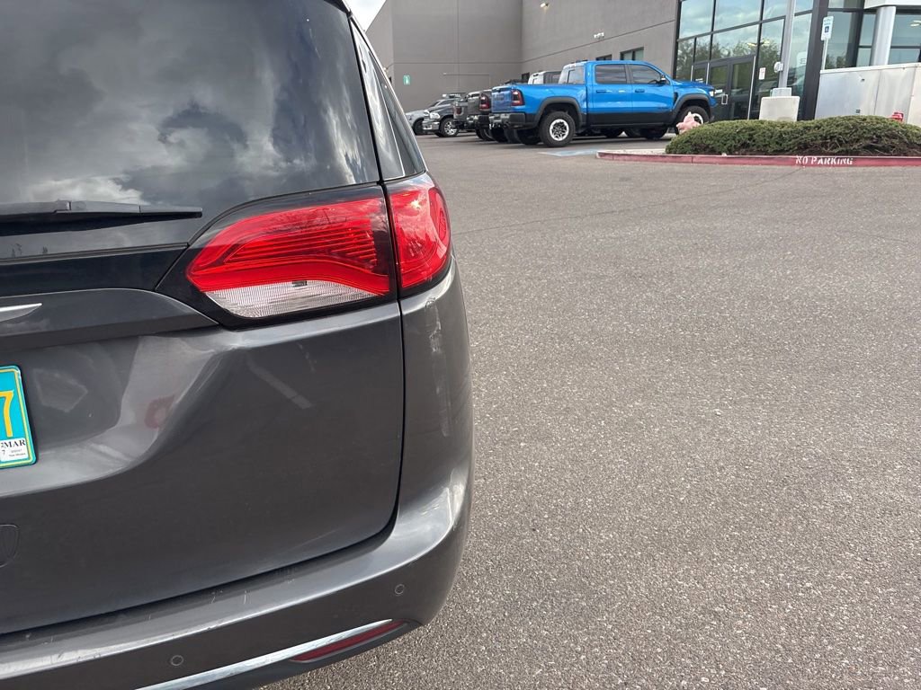 Used 2017 Chrysler Pacifica Touring-L image 4