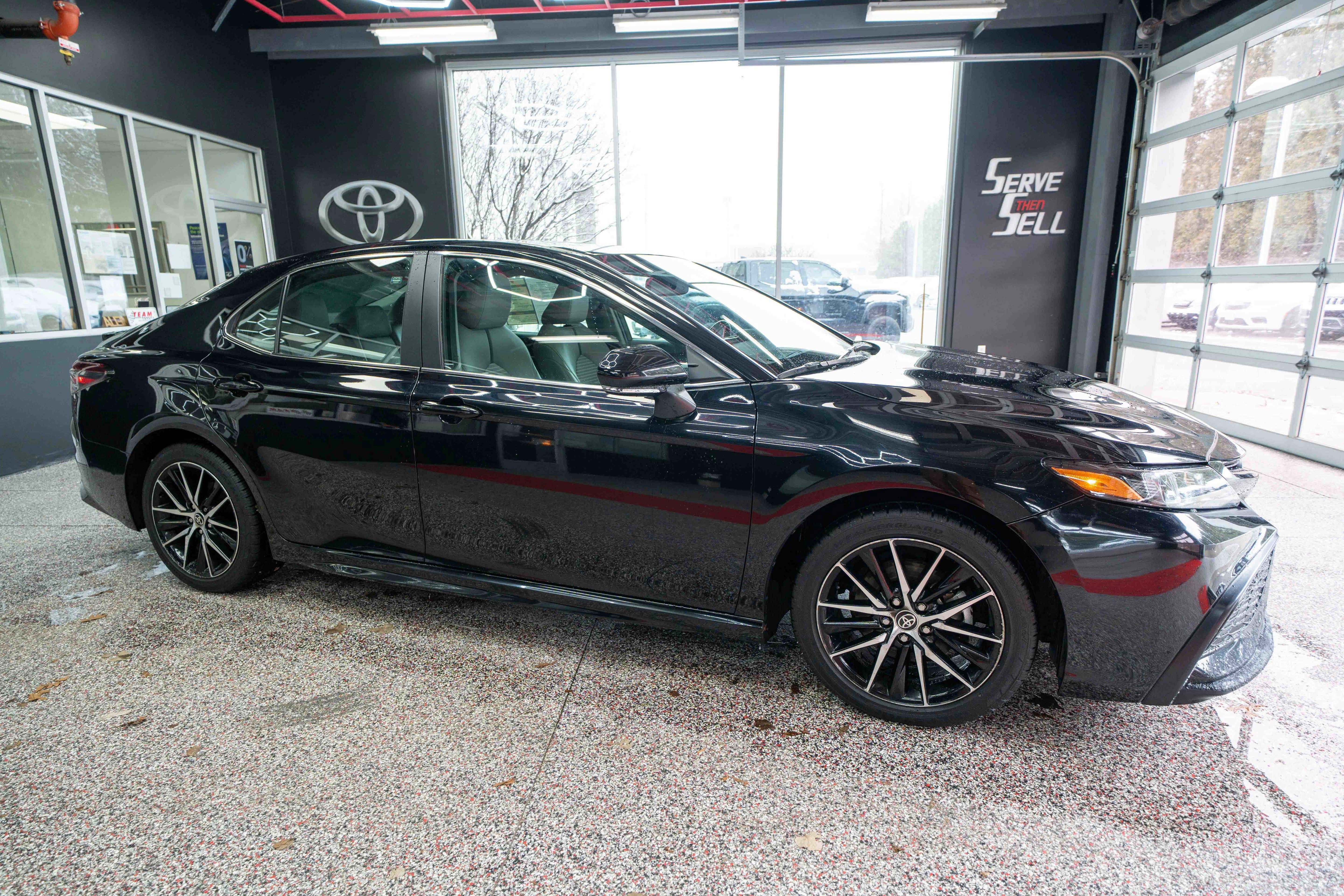 Used 2024 Toyota Camry SE w/ Convenience Package image 5