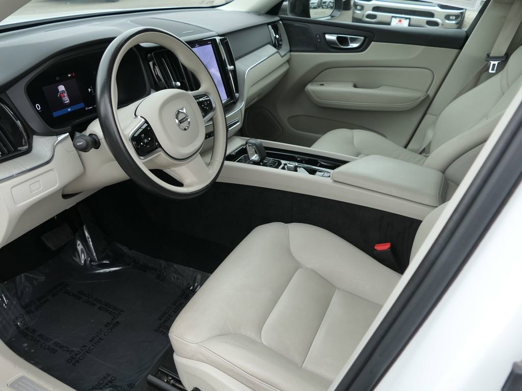 Used 2024 Volvo XC60 B5 Plus image 11