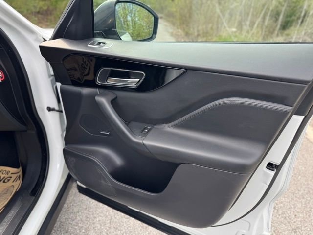 Used 2018 Jaguar F-PACE Premium image 18