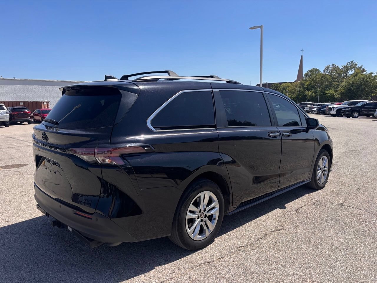 Used 2023 Toyota Sienna XLE Woodland Edition AWD/4WD image 4