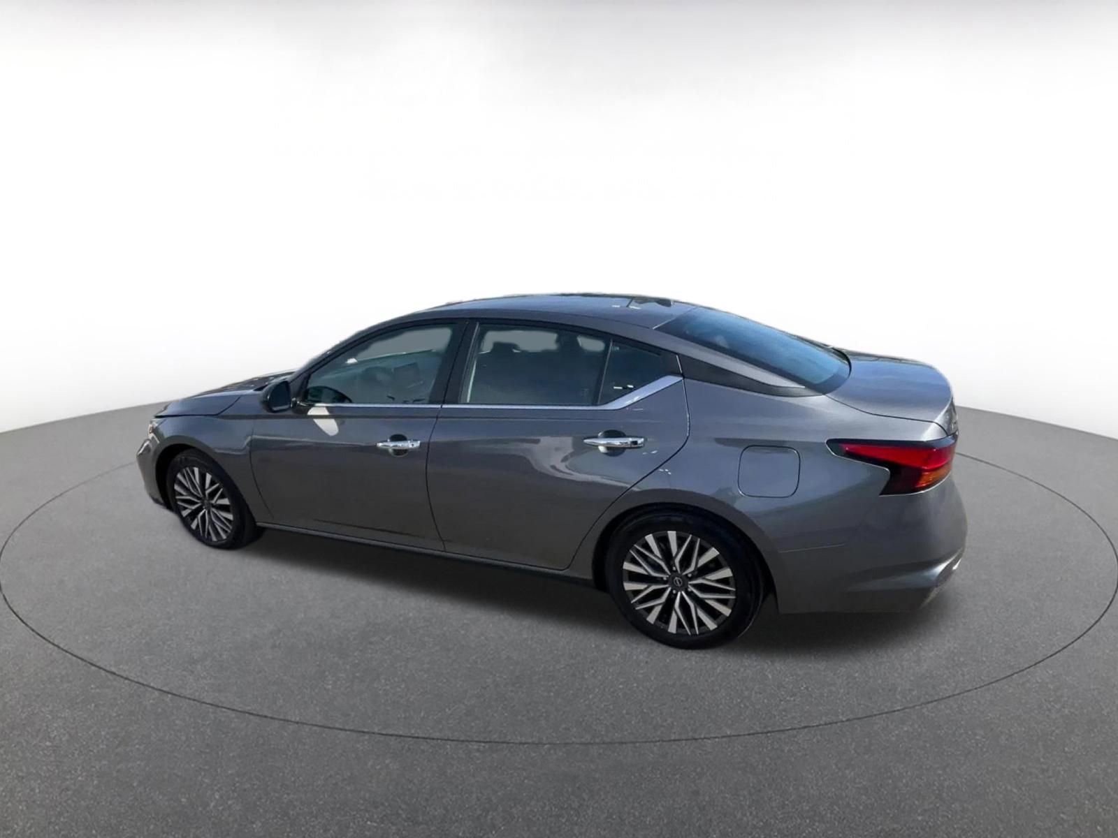 Used 2025 Nissan Altima 2.5 SV FWD image 10