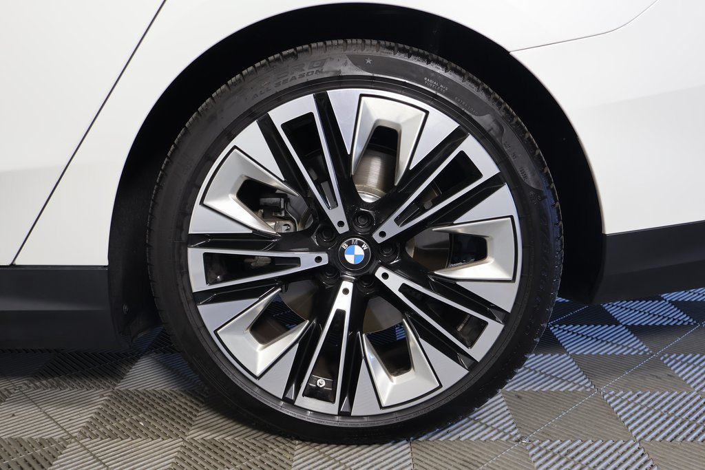 Used 2025 BMW i5 eDrive40i w/ Executive Package RWD image 16