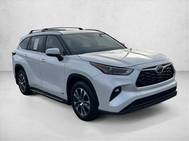 Certified 2025 Toyota Highlander XLE image 3