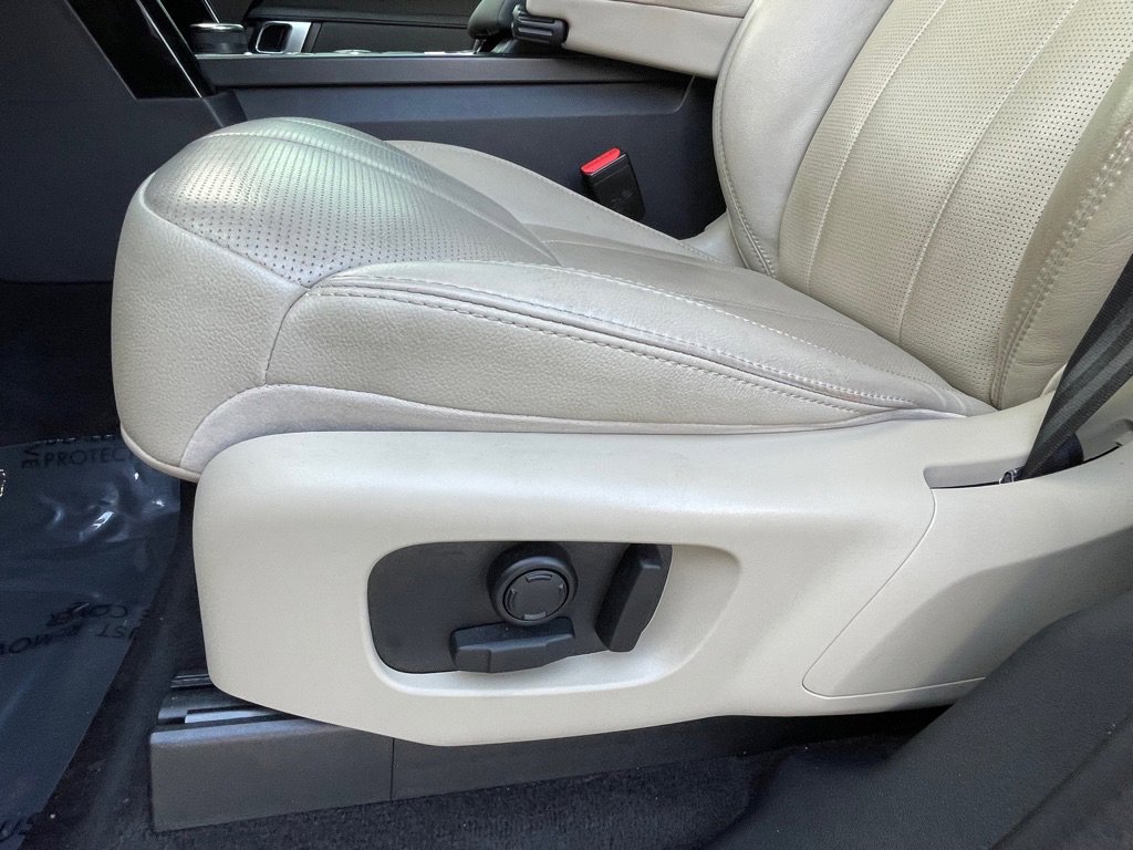 Used 2017 Land Rover Discovery SE image 31