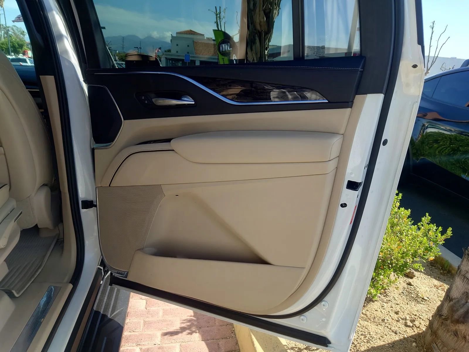 Used 2021 Cadillac Escalade ESV Premium Luxury AWD/4WD image 11