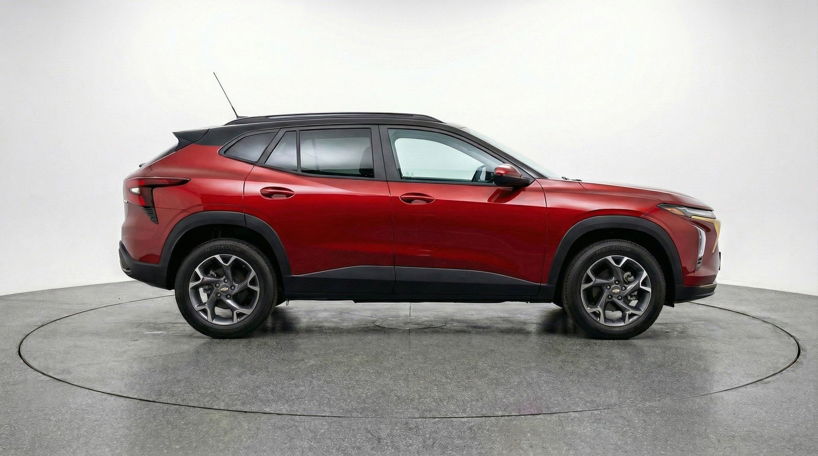 Used 2025 Chevrolet Trax LT FWD image 11