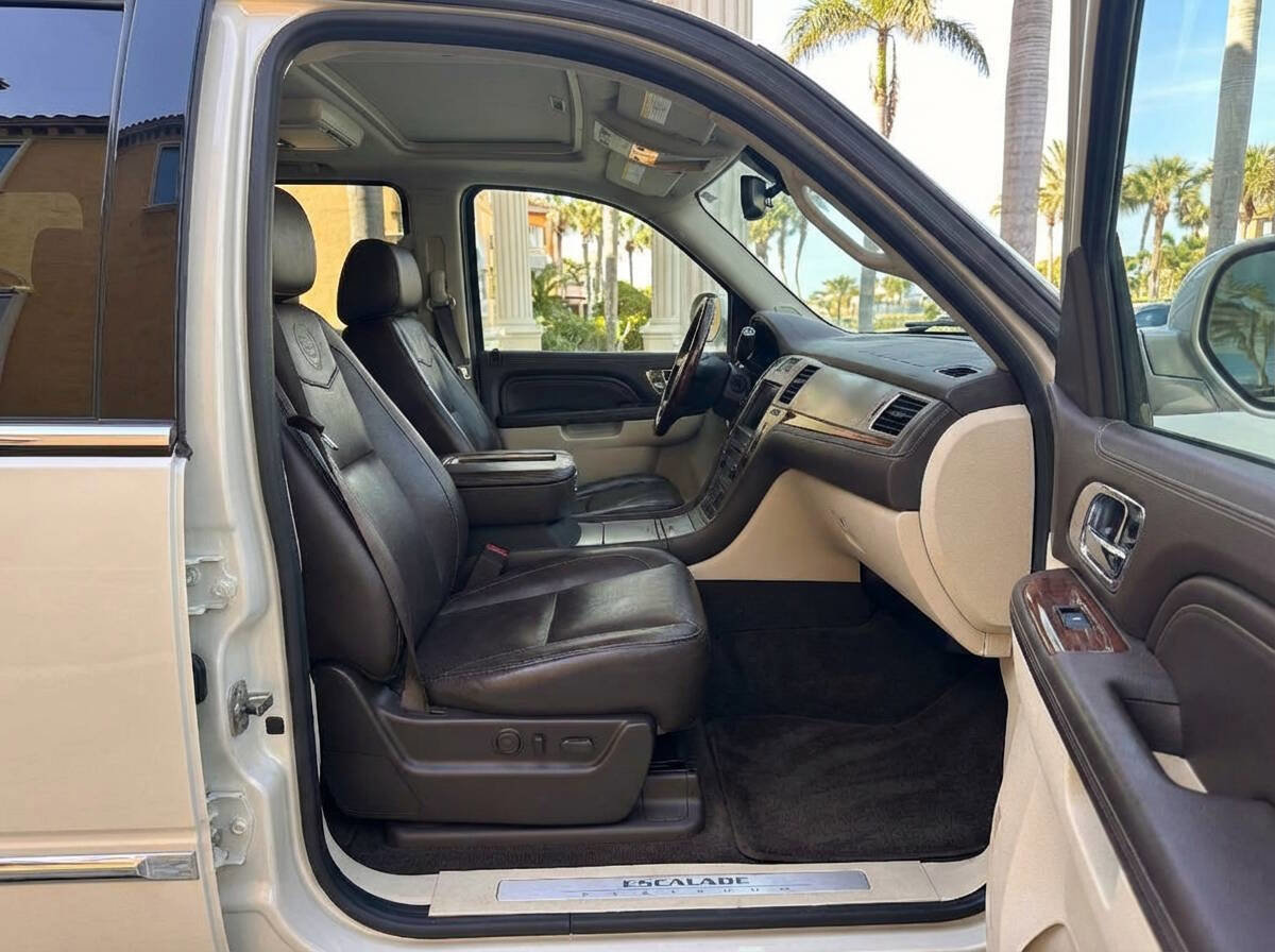 Used 2011 Cadillac Escalade Platinum image 23