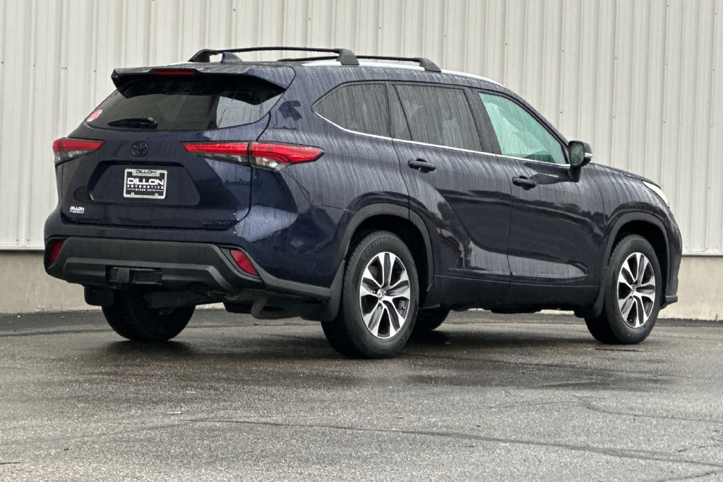 Used 2022 Toyota Highlander XLE AWD/4WD image 8