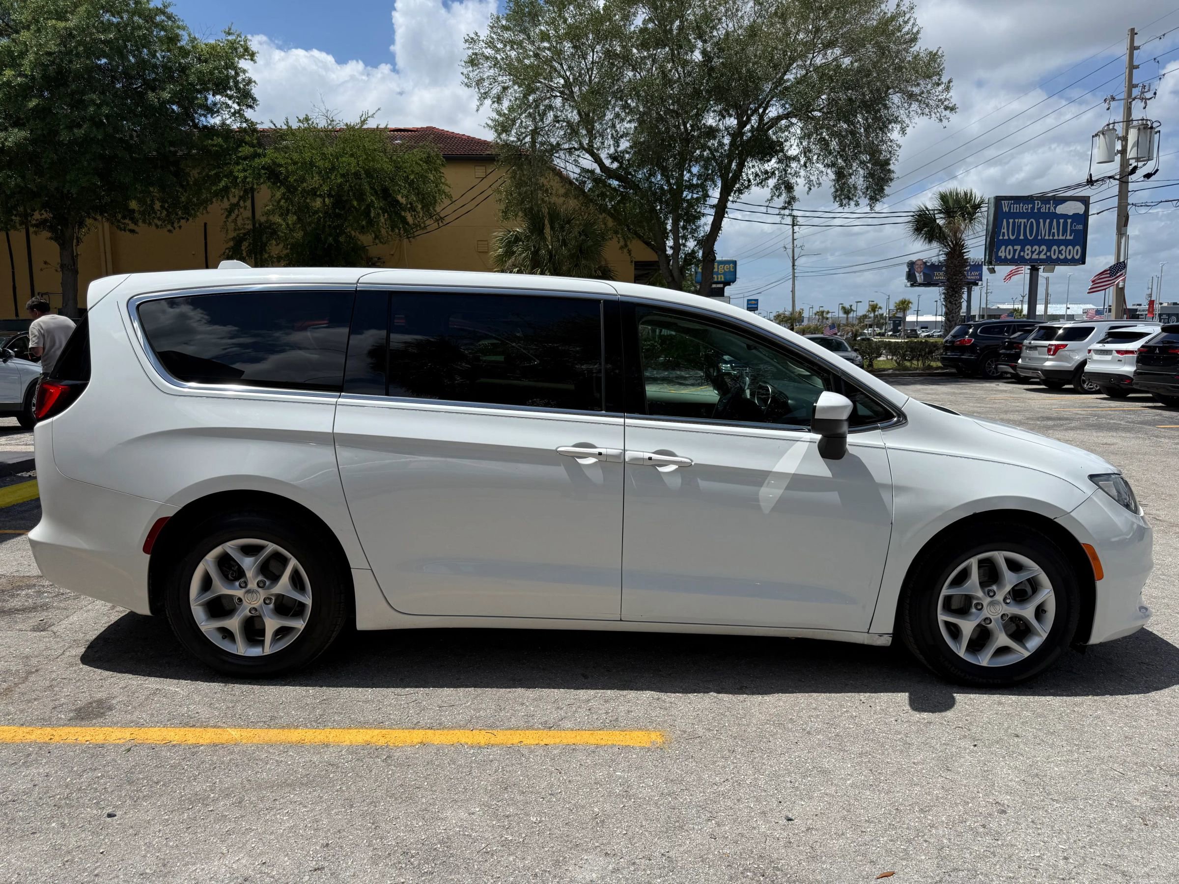 Used 2017 Chrysler Pacifica Touring FWD image 4