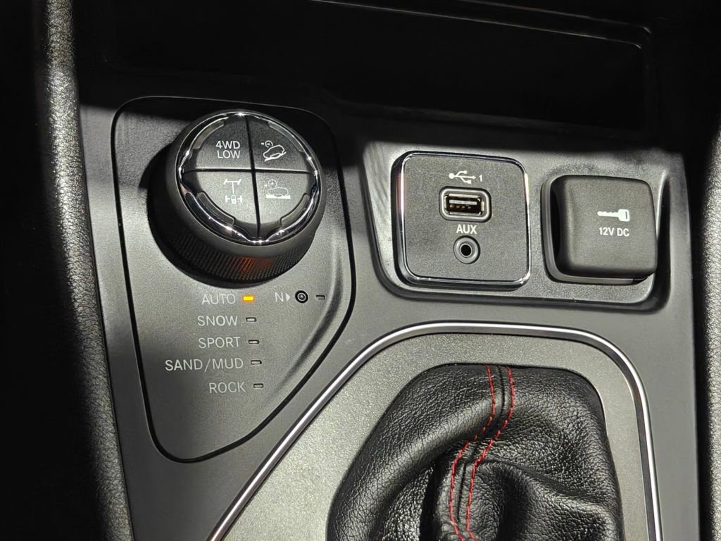 Used 2020 Jeep Cherokee Trailhawk image 9