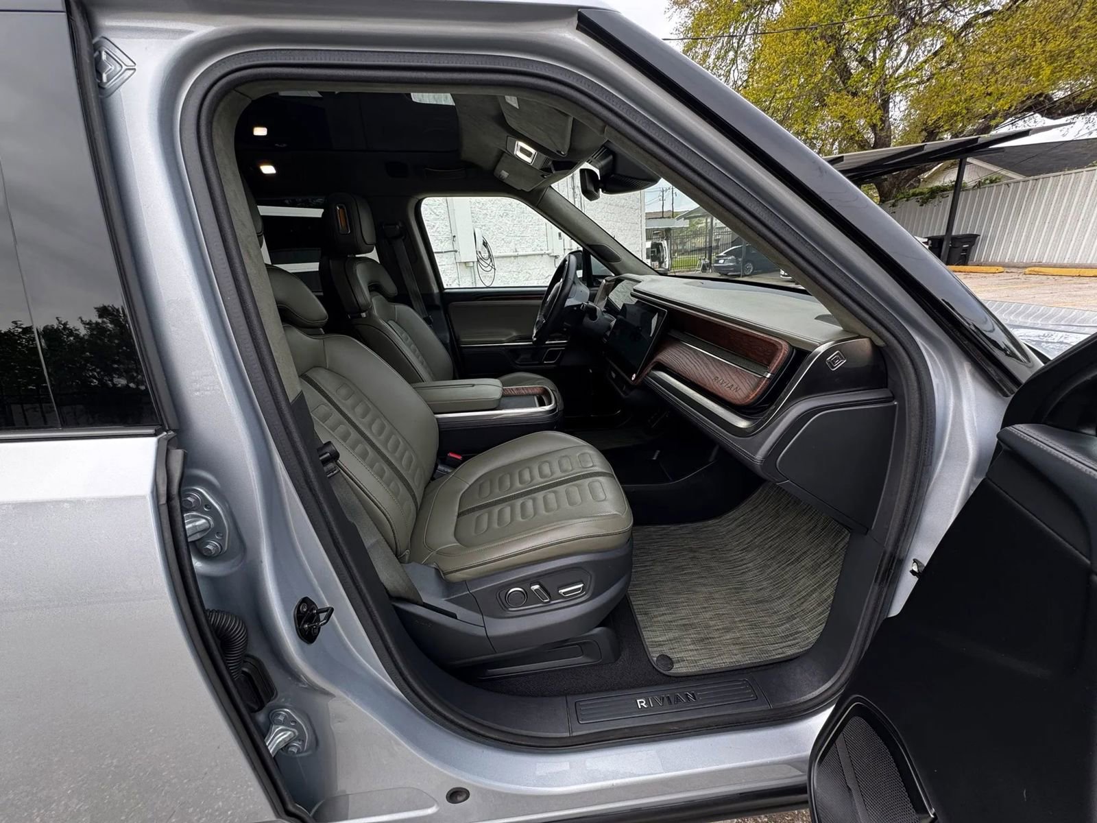 Used 2023 Rivian R1T Adventure image 10