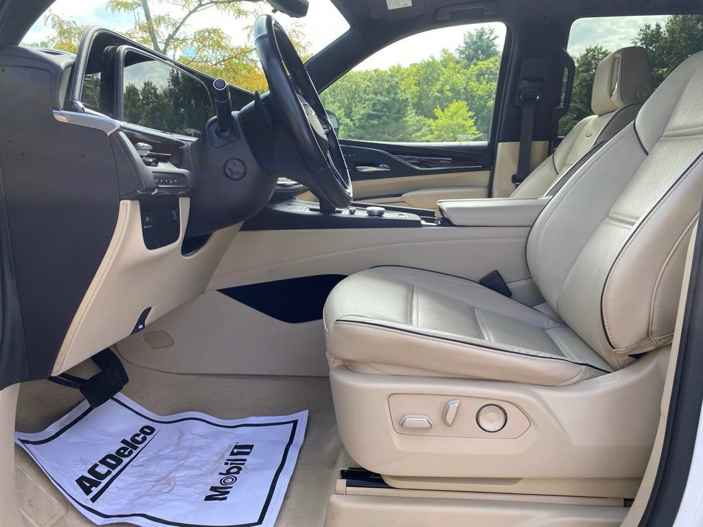Used 2021 Cadillac Escalade Premium Luxury AWD/4WD image 17