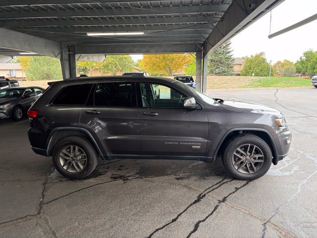Used 2017 Jeep Grand Cherokee Laredo AWD/4WD image 4