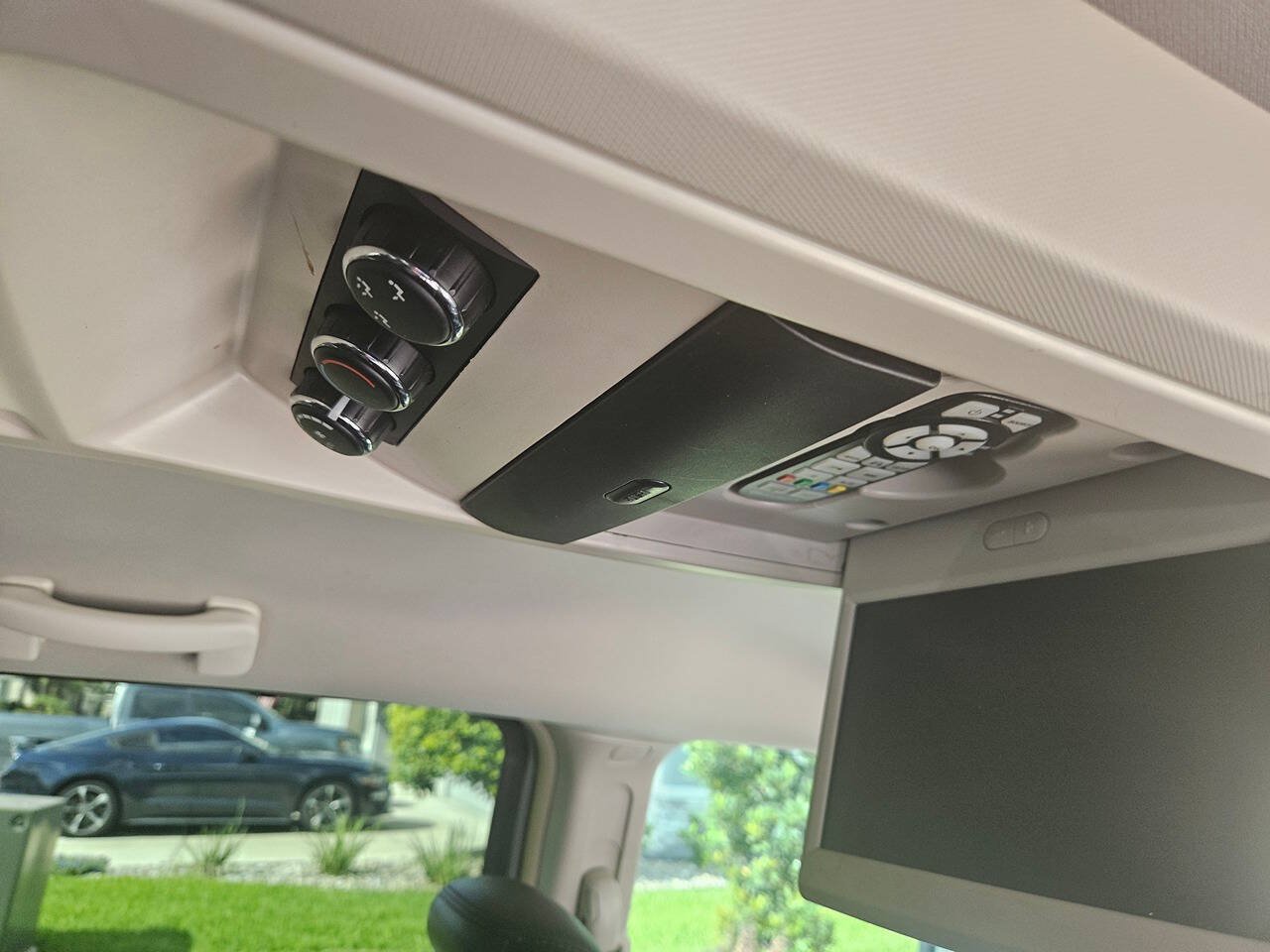 Used 2016 Chrysler Town & Country Touring FWD image 20