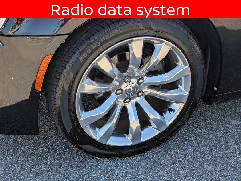 Used 2020 Chrysler 300 Touring w/ Chrome Appearance Package RWD image 11