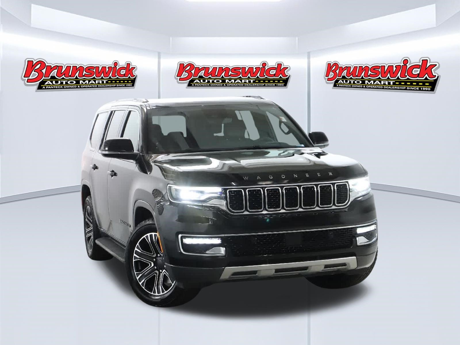 Used 2022 Jeep Wagoneer Series III AWD/4WD image 2