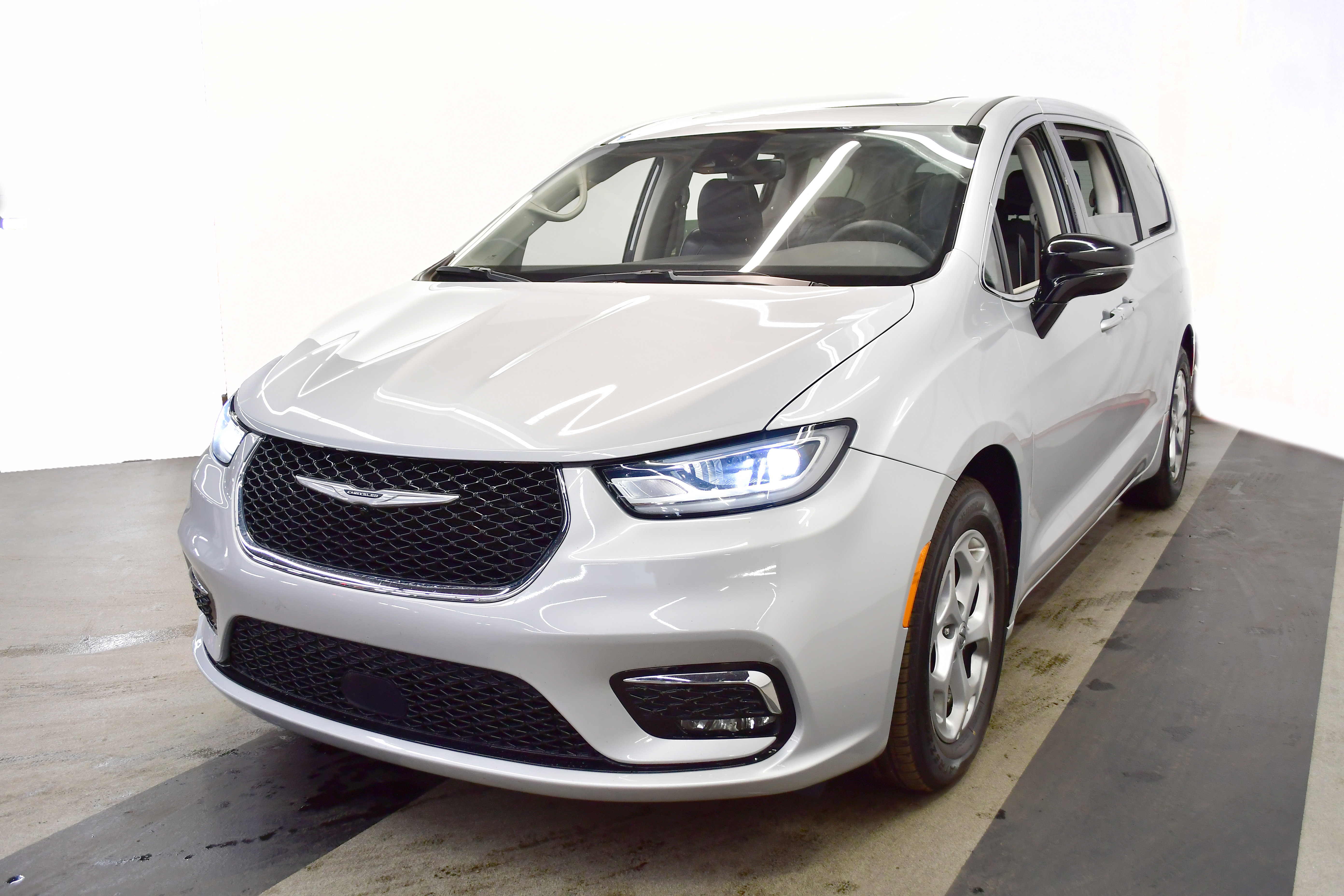 Used 2024 Chrysler Pacifica Limited image 4