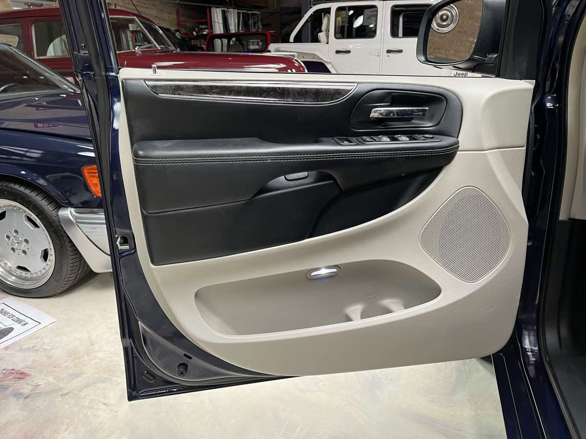 Used 2016 Chrysler Town & Country Touring w/ Driver Convenience Group FWD image 28