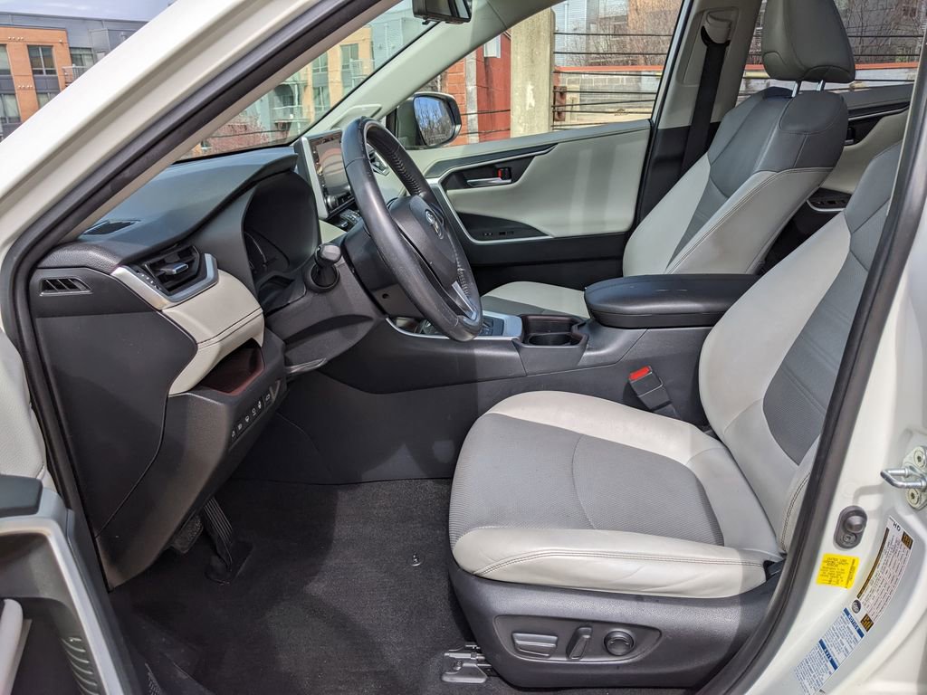 Used 2019 Toyota RAV4 Limited w/ Advanced Technology Package image 11