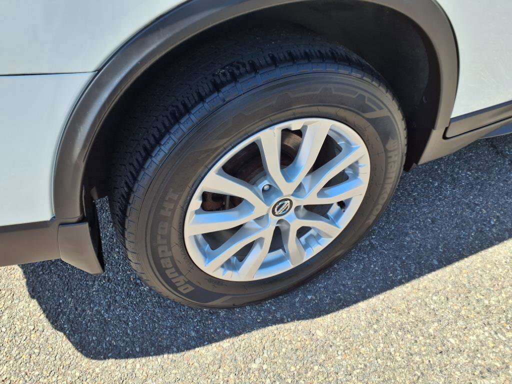 Used 2018 Nissan Rogue SV w/ Sun & Sound Touring Package AWD/4WD image 7