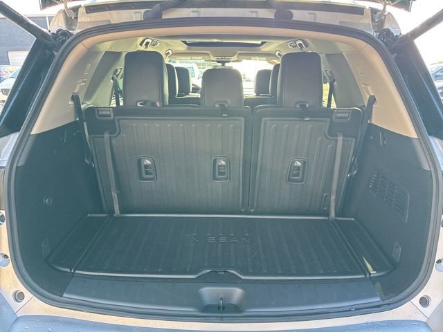 Used 2024 Nissan Pathfinder Platinum w/ Cargo Package image 16