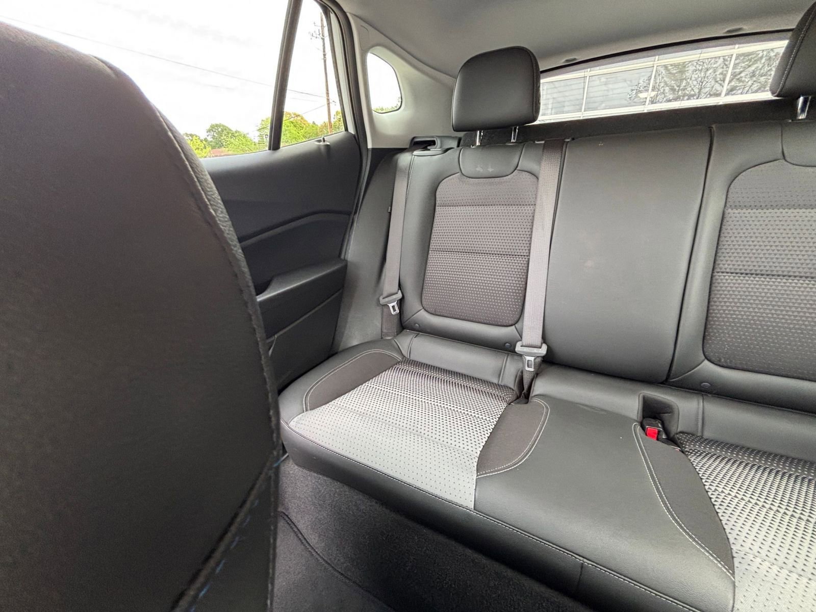 Used 2025 Chevrolet Trax LT FWD image 40