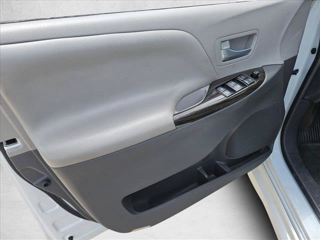 Used 2018 Toyota Sienna XLE FWD image 12