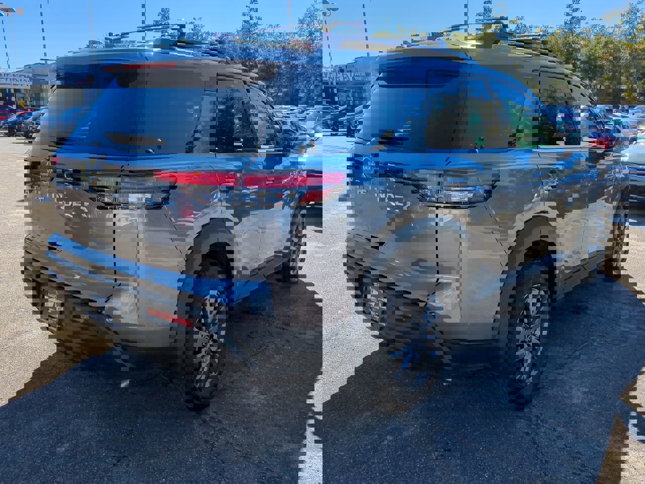 Used 2025 Nissan Pathfinder SV image 5