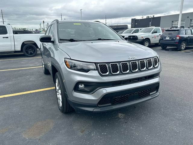Used 2023 Jeep Compass Latitude AWD/4WD image 11