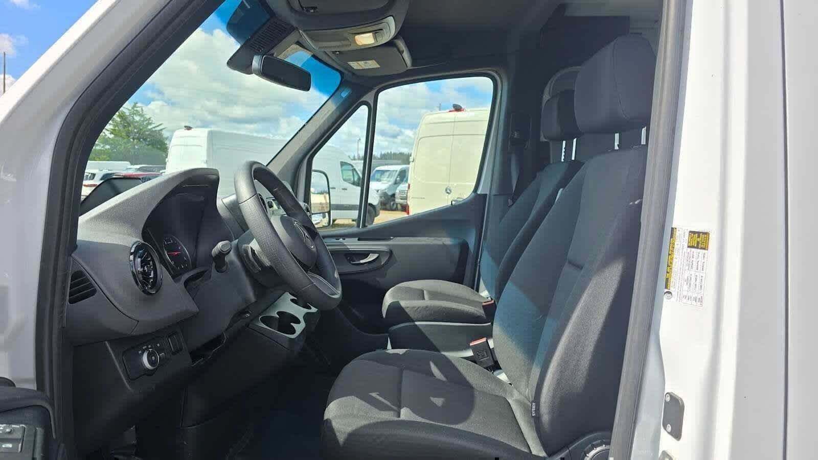 Used 2025 Mercedes-Benz Sprinter 2500 image 24
