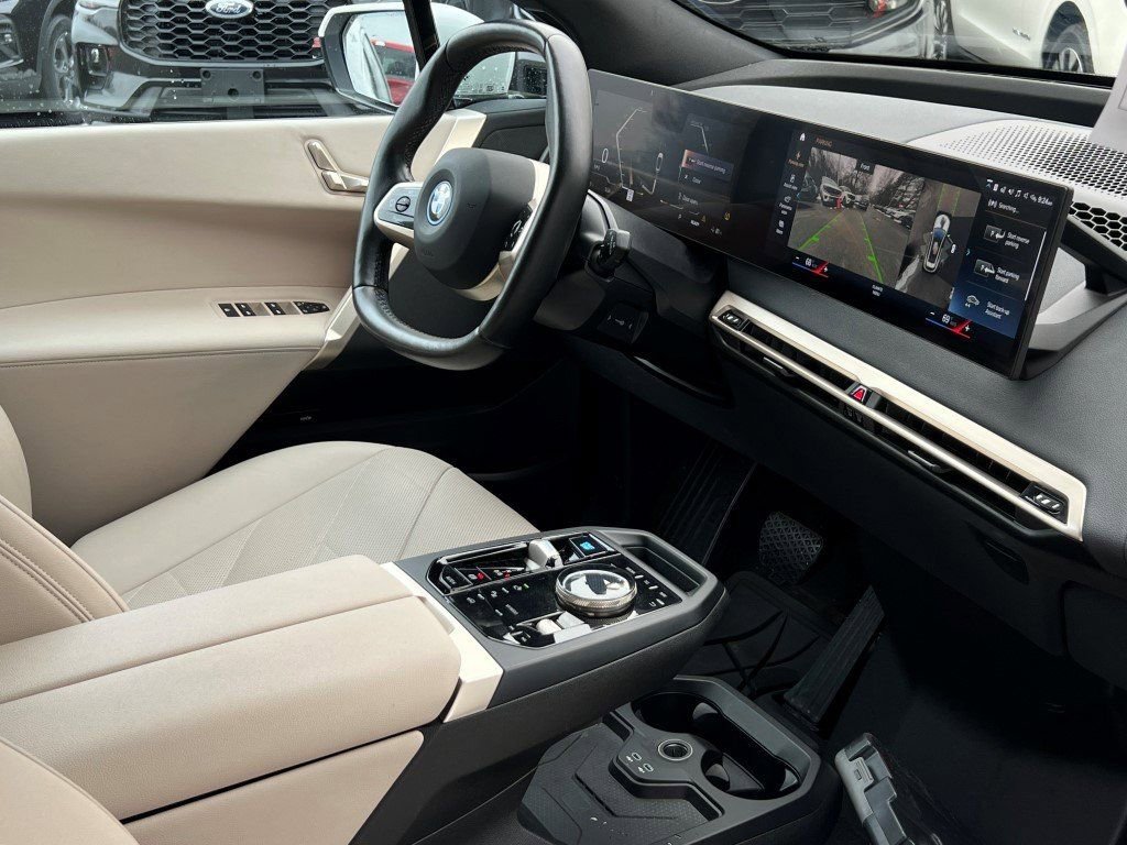 Used 2022 BMW iX xDrive50 w/ Convenience Package image 16