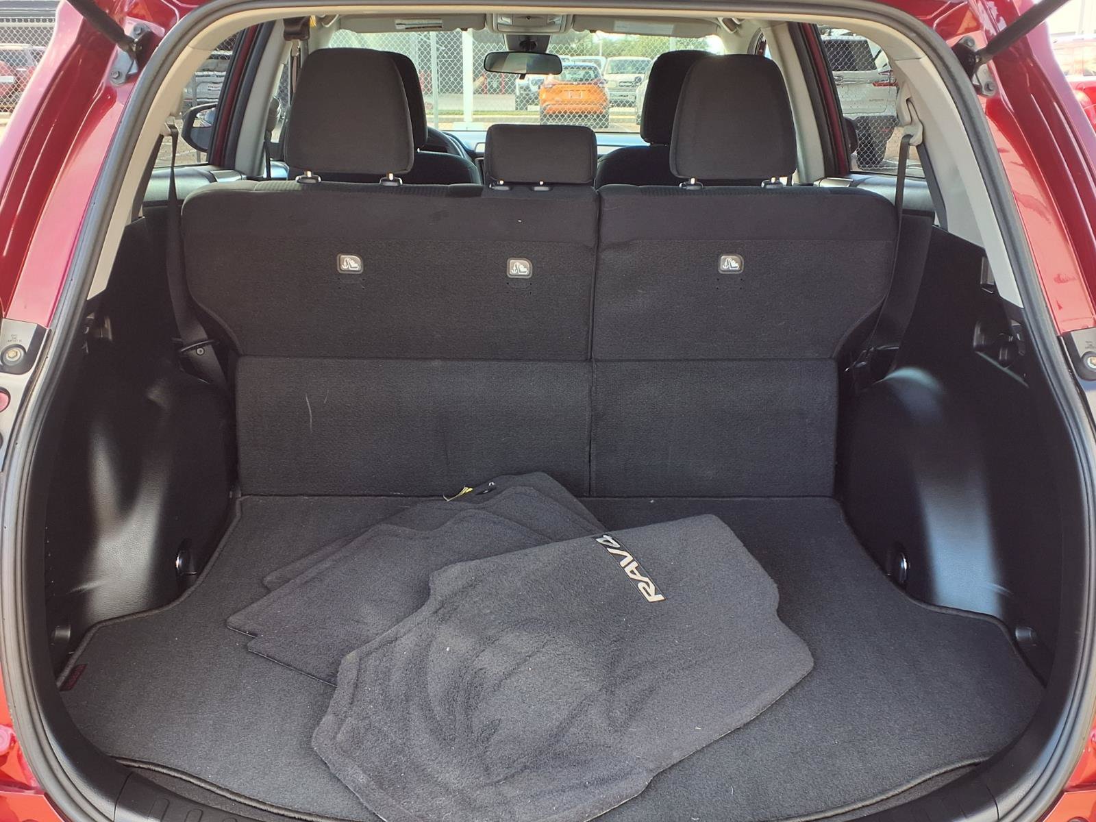 Used 2018 Toyota RAV4 LE FWD image 22
