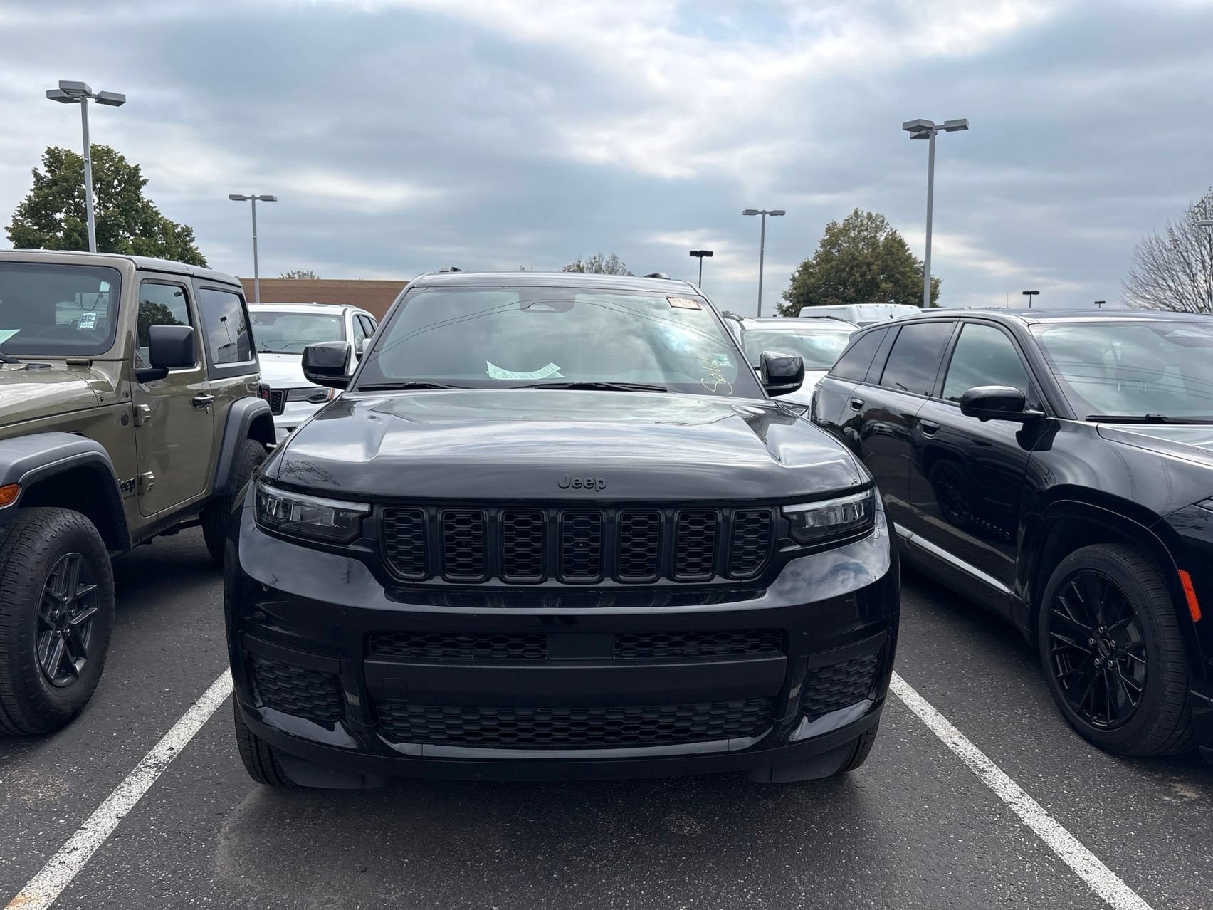 Used 2025 Jeep Grand Cherokee L Altitude AWD/4WD image 3