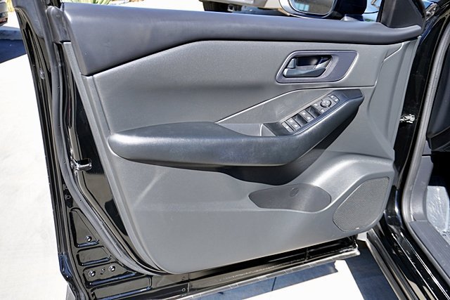 Used 2025 Nissan Rogue S AWD/4WD image 32