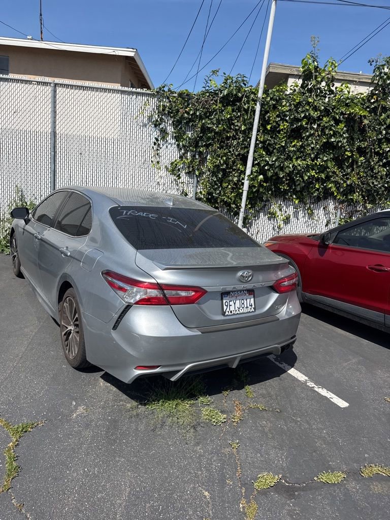 Used 2020 Toyota Camry SE image 3