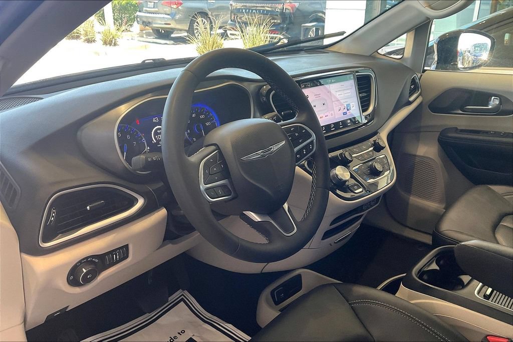 Used 2024 Chrysler Pacifica Touring-L FWD image 14
