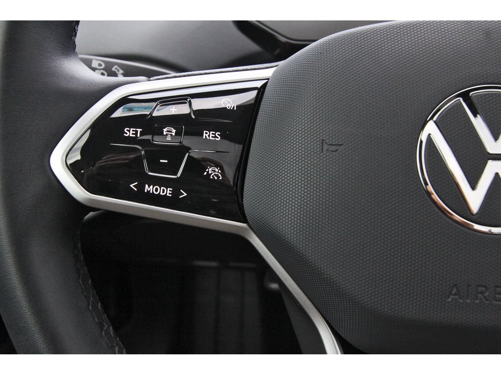 Used 2023 Volkswagen ID.4 Pro AWD/4WD image 18