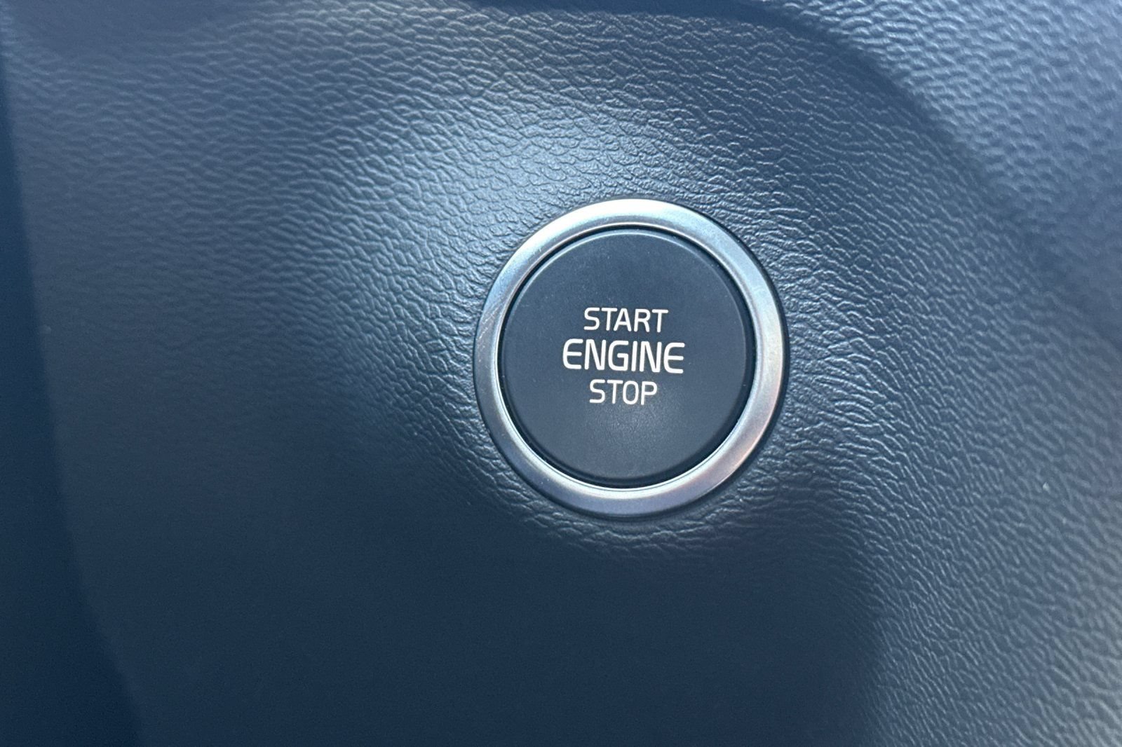 Certified 2025 Volvo XC40 B5 Plus AWD/4WD image 26