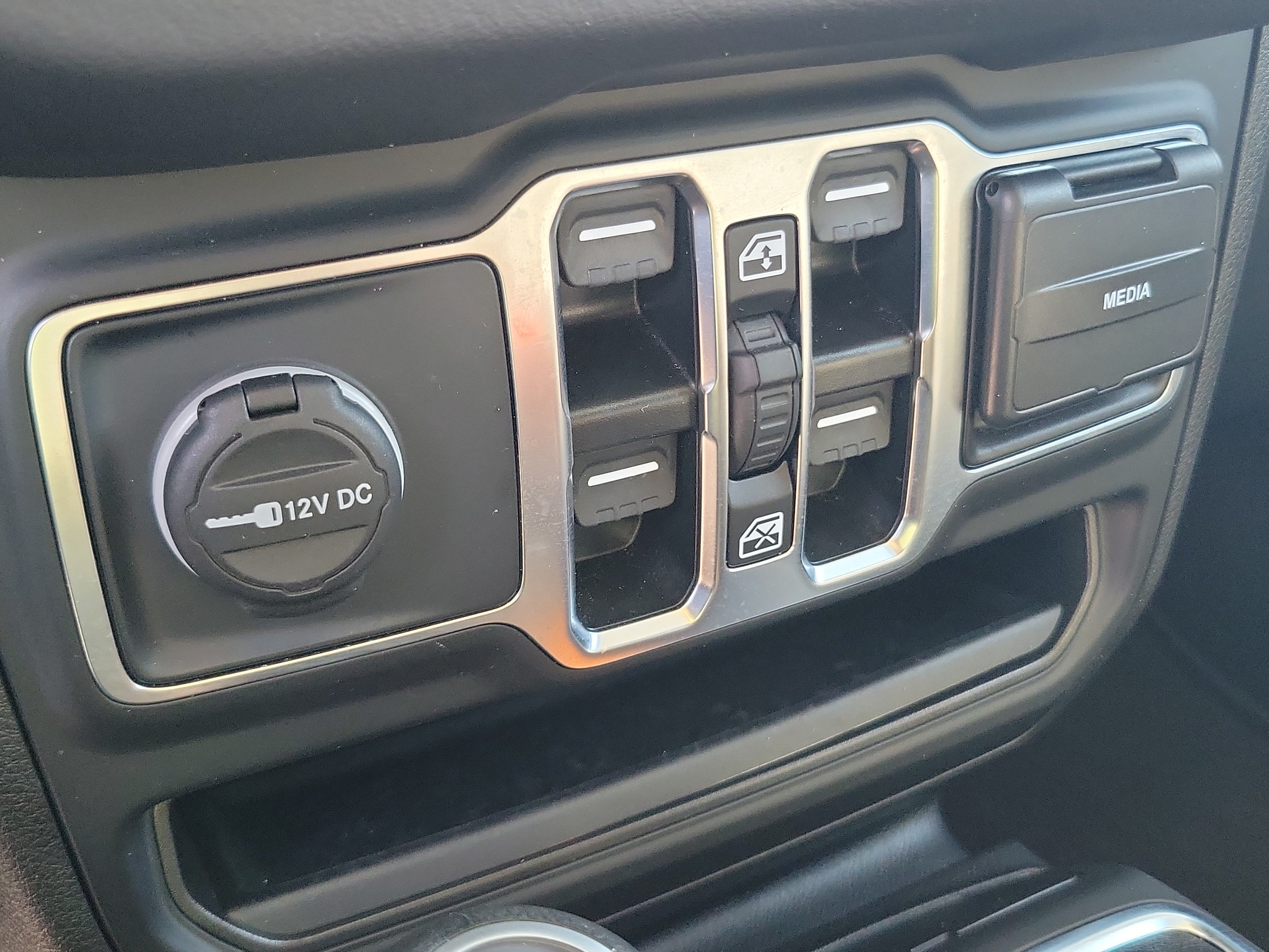 Used 2025 Jeep Wrangler Unlimited Sahara AWD/4WD image 24